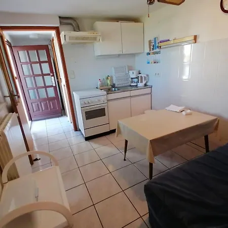 Anna アパート Pinezići