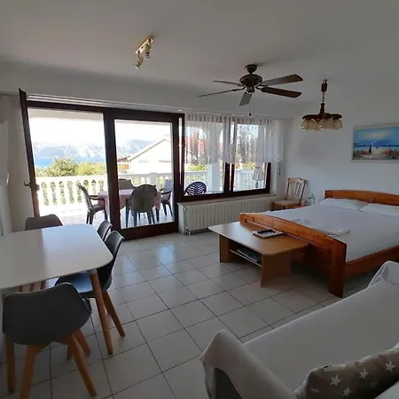 アパート Anna Pinezići