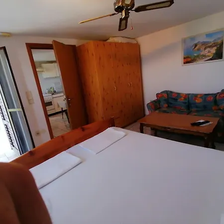 アパート Anna Pinezići